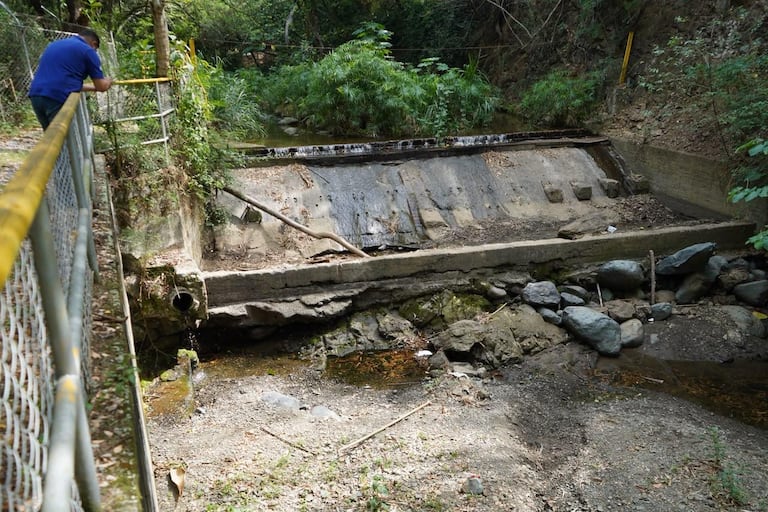 El sismo del 10 de agosto afectó la infraestructura del suministro de agua en Yumbo. También el fenómeno de El Niño. La Empresa Oficial de Servicios Públicos de Yumbo mantiene un plan de contingencia con carrotanques para atender a los sectores afectados por los cortes.
