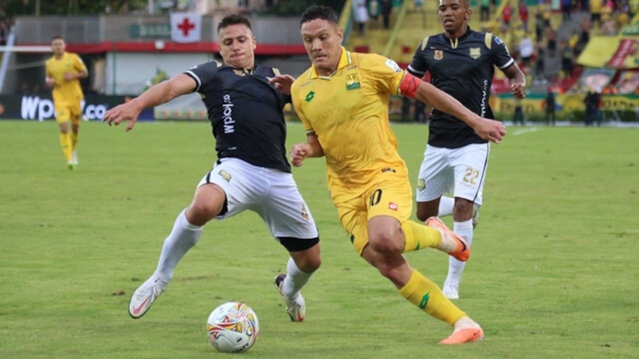 Javier Reina (der.) se venía desempeñando en Atlético Bucaramanga.