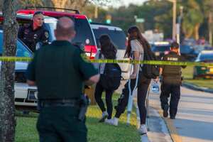 Miembros del personal de emergencias ayudan a varios estudiantes en el lugar del tiroteo registrado en la escuela secundaria Marjory Stoneman Douglas de la ciudad de Parkland, en el sureste de Florida (Estados Unidos).