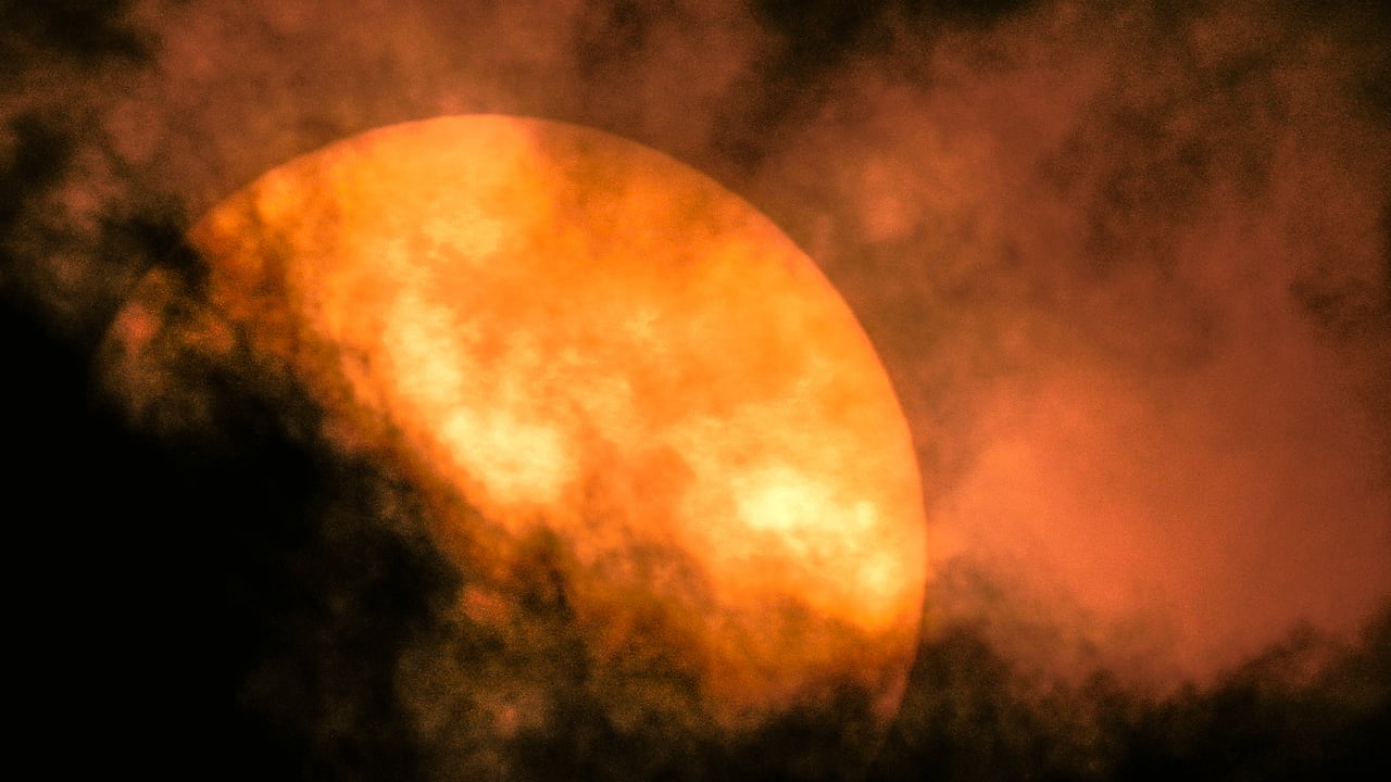 Desde el pasado 14 de mayo, la NASA, reportó una tormenta solar que chocará contra la Tierra. Esta actividad inusual, que consiste en la expulsión de material de la superficie del sol, llevó a la Aeronáutica Civil a advertir que podría haber cambios en los vuelos. Esta situación, se extendería hasta el 25 de mayo, aproximadamente. La NASA también advirtió que este fenómeno solar podría provocar apagones y cortes de radio e internet en la Tierra. Foto JORGE OROZCO.