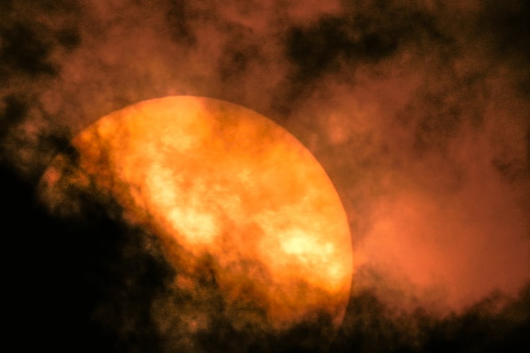 Desde el pasado 14 de mayo, la NASA, reportó una tormenta solar que chocará contra la Tierra. Esta actividad inusual, que consiste en la expulsión de material de la superficie del sol, llevó a la Aeronáutica Civil a advertir que podría haber cambios en los vuelos. Esta situación, se extendería hasta el 25 de mayo, aproximadamente. La NASA también advirtió que este fenómeno solar podría provocar apagones y cortes de radio e internet en la Tierra. Foto JORGE OROZCO.