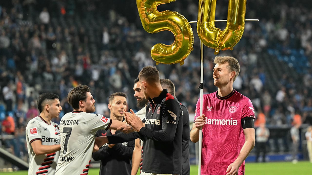 Bayer Leverkusen celebró con sus hinchas los 50 partidos sin perder. El colombiano Gustavo Puerta (izquierda) hace parte del equipo alemán.
