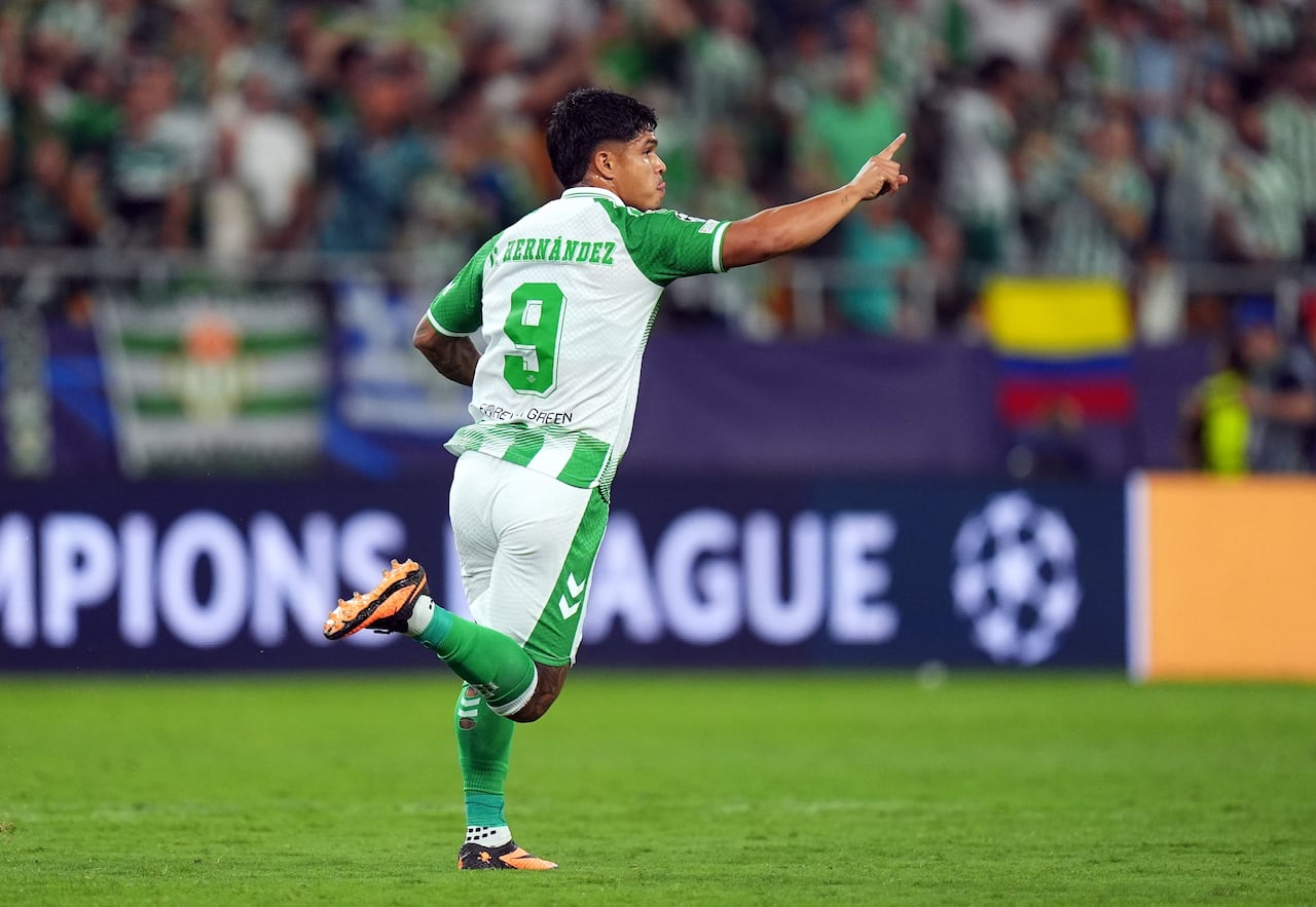 Juan Camilo 'Cucho' Hernández tras marcar el segundo tanto del Betis en la victoria contra el Porto en Champions League.