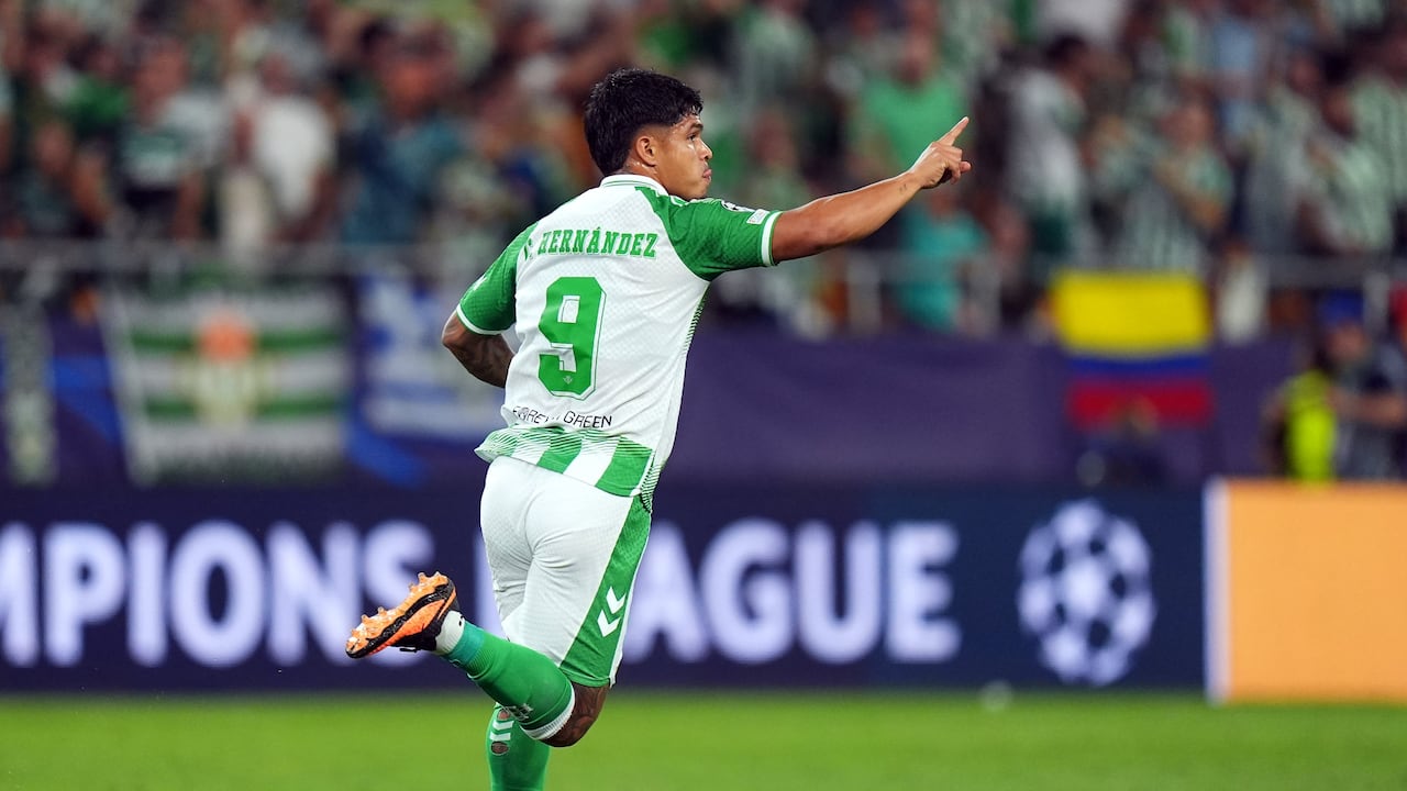 Juan Camilo 'Cucho' Hernández tras marcar el segundo tanto del Betis en la victoria contra el Porto en Champions League.