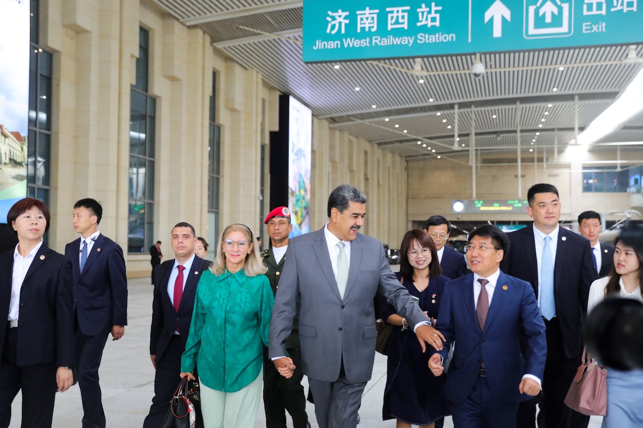 "Hemos estado sacrificando el sueño, resistiendo el cansancio, pero (nos) motiva la gran alegría que nos da trabajar por el pueblo de Venezuela", agregó Maduro.