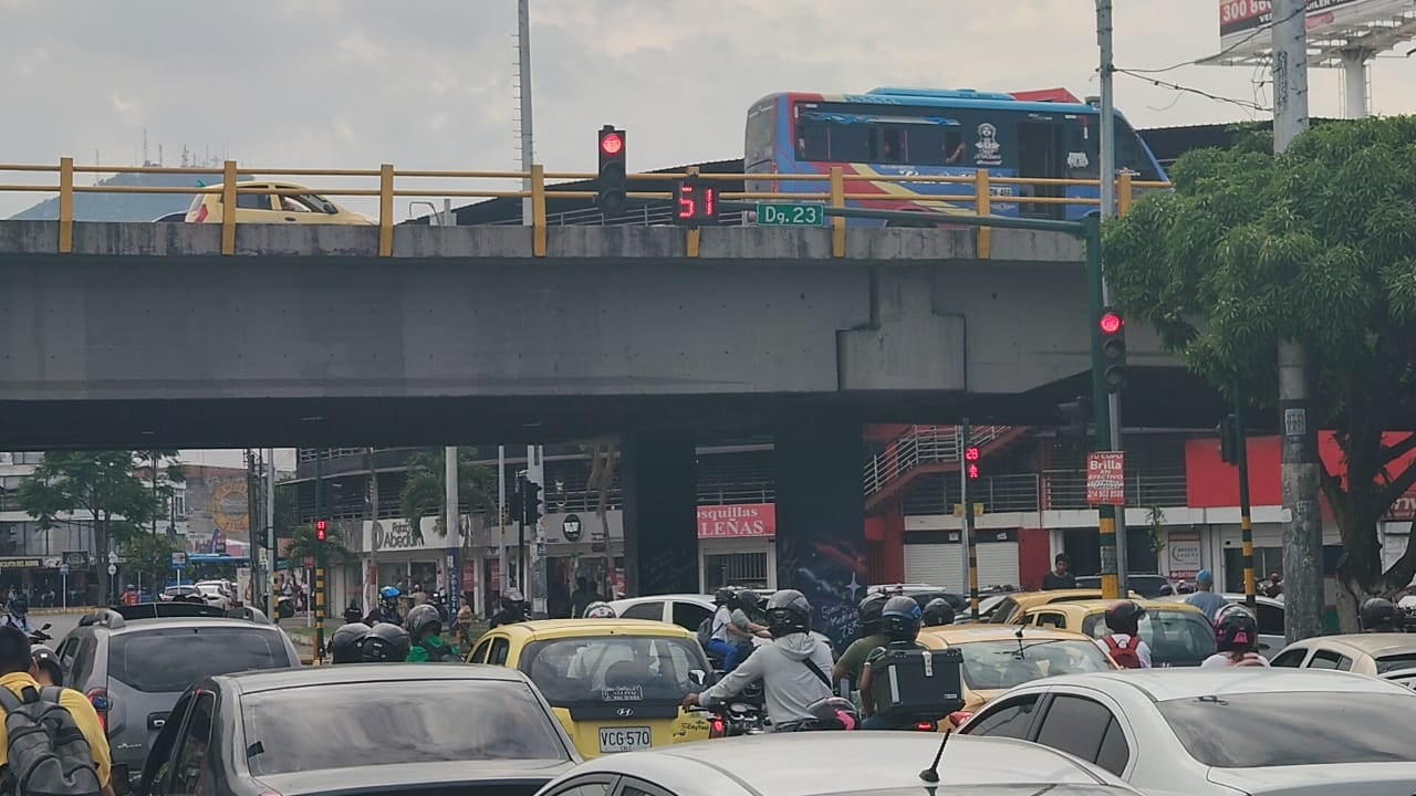 Usuarios reportan que el semáforo permanece más de un minuto en rojo, mientras que el paso en verde sería insuficiente para evacuar el flujo vehicular.