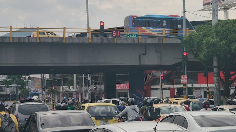 Usuarios reportan que el semáforo permanece más de un minuto en rojo, mientras que el paso en verde sería insuficiente para evacuar el flujo vehicular.