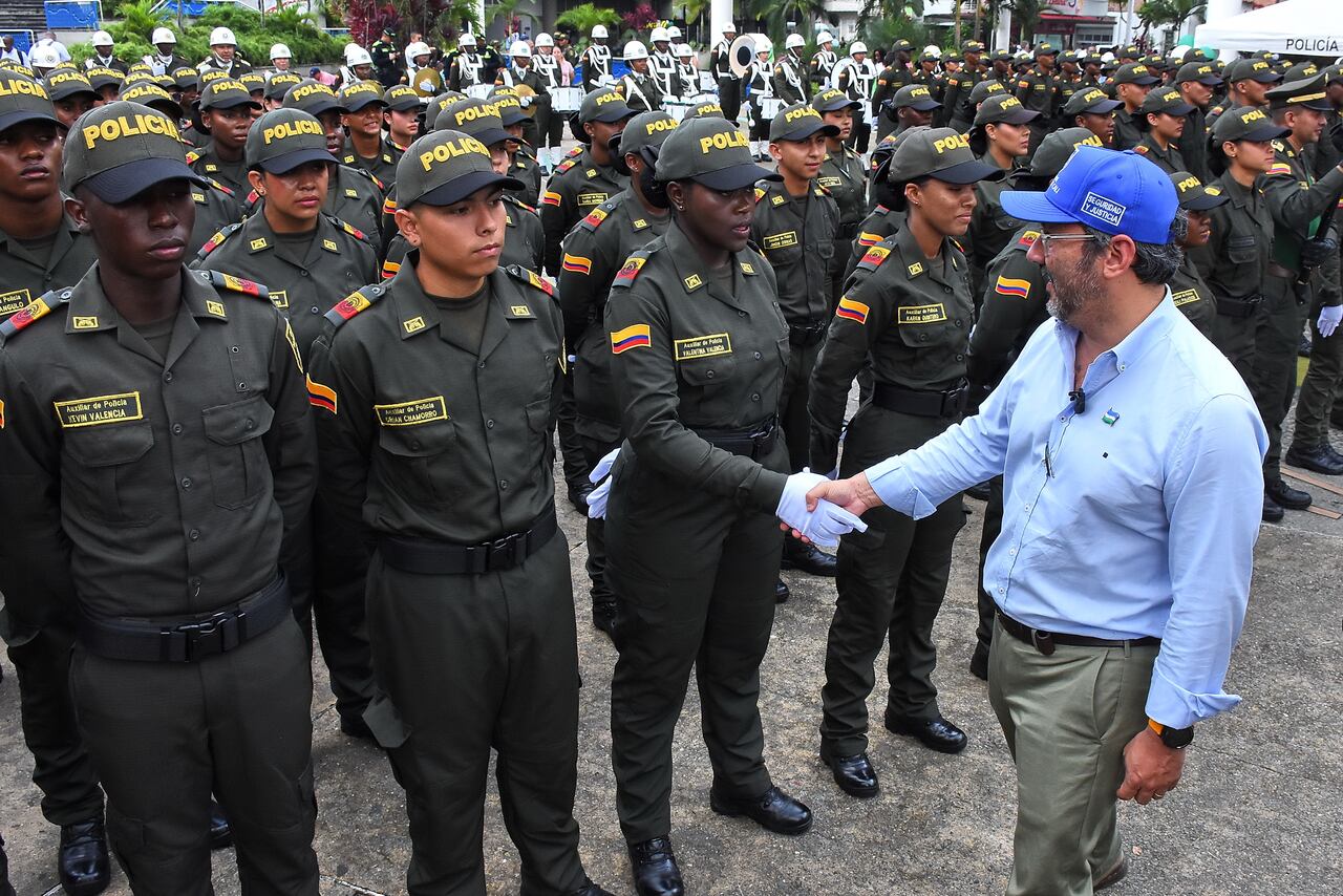 Juramento de 120 Auxiliares de Policía y Entrega de 5 Vehículos y 40 Radios por parte de la Alcaldía de Cali.