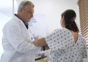 Especialistas en cáncer de mama aseguran que por cada 300 mujeres con la enfermedad hay un hombre que la padece. Es más frecuente en personas de mayor edad, sin embargo, cerca de un 30% se detecta en menores de 50 años.