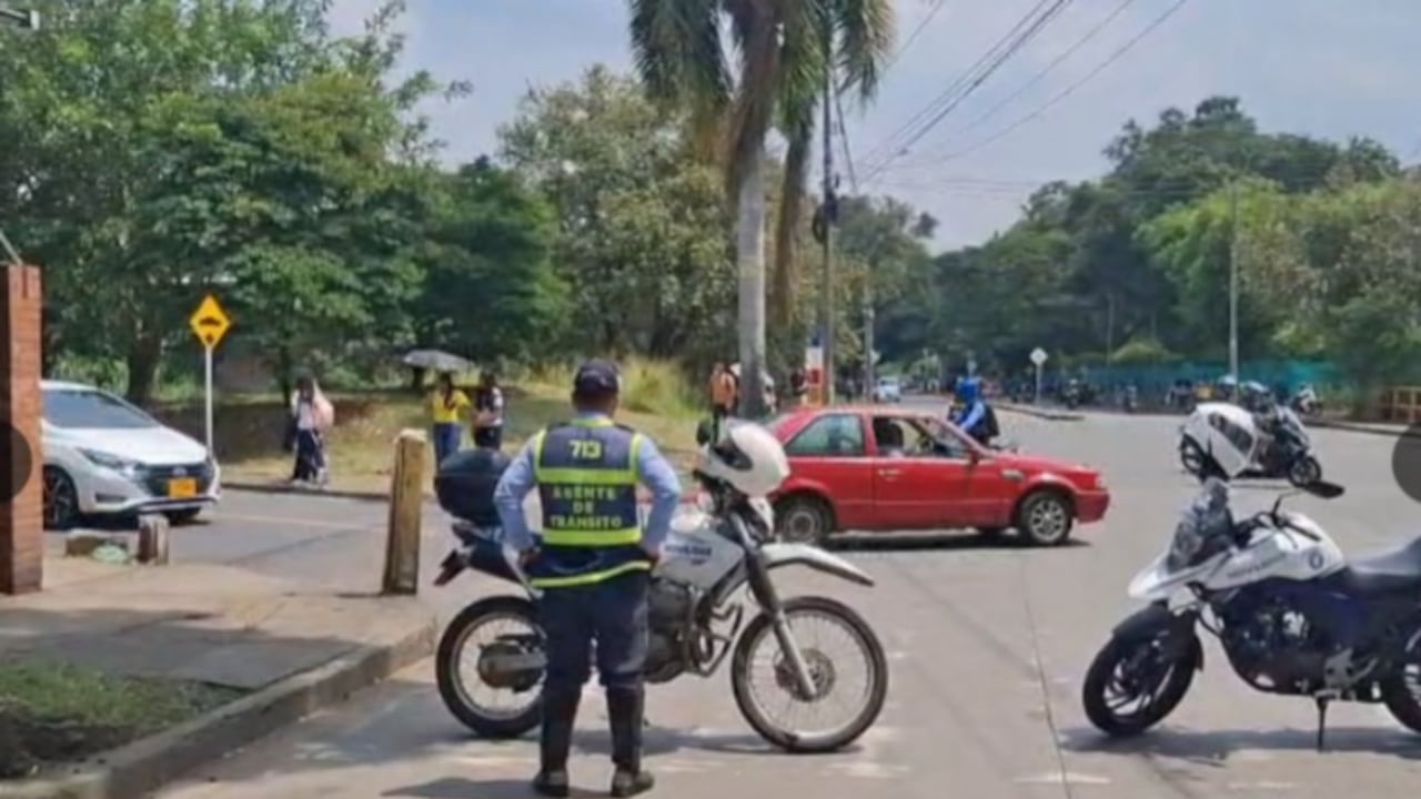 Se presentan cierres viales en Cali por protestas de habitantes de Siloé.