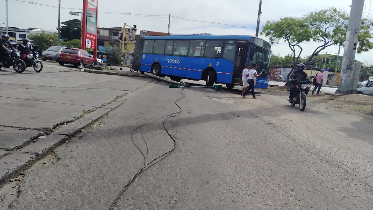 Imagen del siniestro vía entre un bus articulado del MIO y una motocicleta.