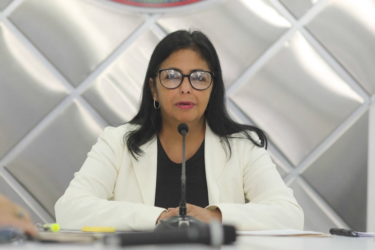 Esta fotografía divulgada por la Presidencia venezolana muestra a la vicepresidenta Delcy Rodríguez hablando durante una conferencia de prensa sobre la reapertura de la frontera entre Venezuela y Colombia en Caracas, el 4 de octubre de 2021. - El gobierno venezolano anunció este lunes la "apertura comercial" de la amplia frontera terrestre con Colombia, cerrada desde 2019 en medio de una disputa política y diplomática con el país vecino. (Foto por - / Presidencia venezolana / AFP) / RESTRINGIDO A USO EDITORIAL - CRÉDITO OBLIGATORIO "FOTO AFP / PRESIDENCIA VENEZOLANA" - SIN MARKETING - SIN CAMPAÑAS PUBLICITARIAS - DISTRIBUIDO COMO SERVICIO A CLIENTES