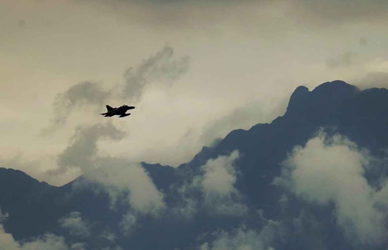 Avión IAI Kfir volando sobre los Farallones de Cali.