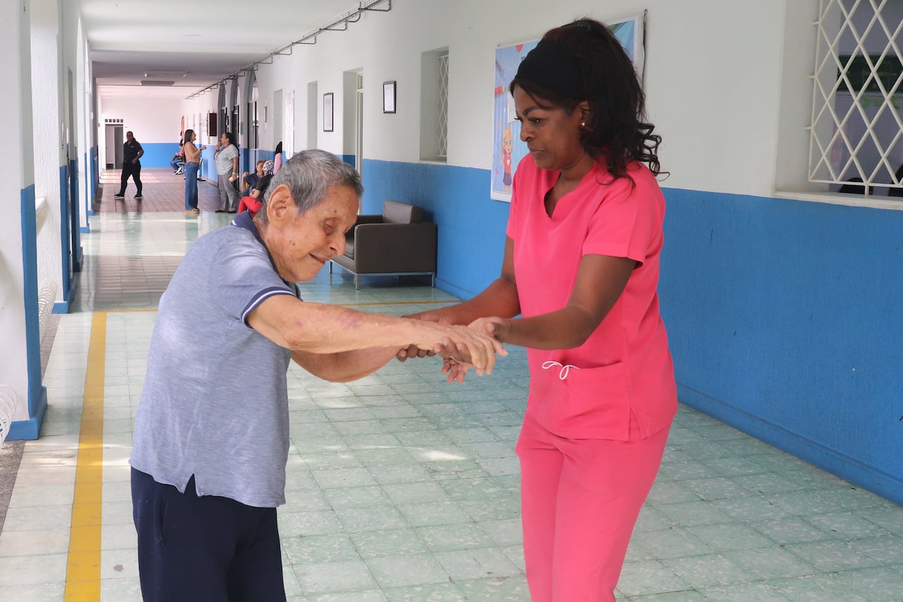 Apolinar, "polo" o "polito" no tiene apellido ni cédula, tiene retraso mental y es sordo ciego, de sus 91 años lleva 80 viviendo en el Instituto de niños ciego y sordos porque nunca fue adoptado, nadie sabe ya de dónde llegó.