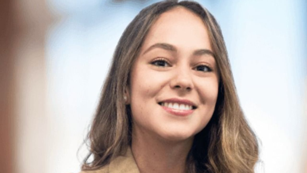 Isabella Guzmán Giraldo. Abogada y politóloga de la Universidad del Rosario con énfasis en política internacional y diplomacia. Ejerce en una firma de abogados en Bogotá y cursa actualmente especialización en Derecho Administrativo en la Universidad Externado de Colombia.