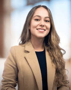 Isabella Guzmán Giraldo. Abogada y politóloga de la Universidad del Rosario con énfasis en política internacional y diplomacia. Ejerce en una firma de abogados en Bogotá y cursa actualmente especialización en Derecho Administrativo en la Universidad Externado de Colombia.