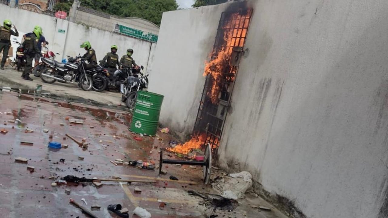 Quemaron ropa, colchoneta y lanzaron objetos contra los uniformados tras un procedimiento de requisa.