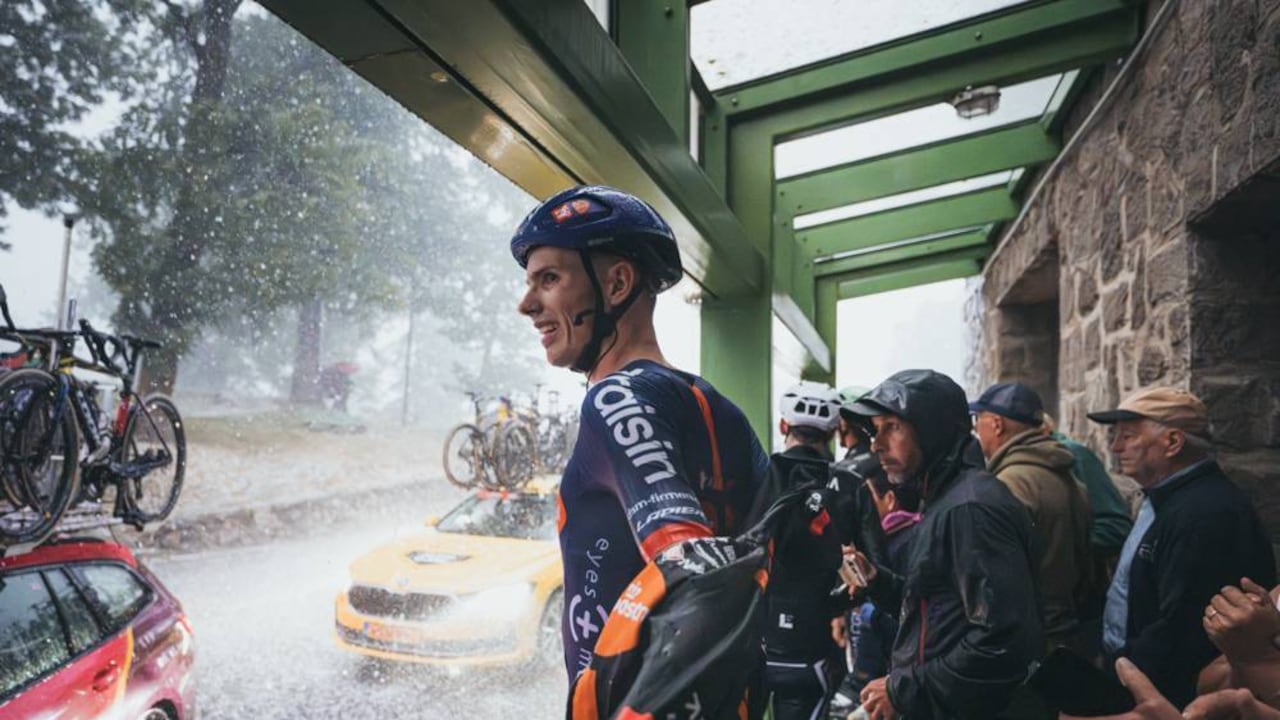 Imágenes de los ciclistas participantes de la etapa 3 de la Vuelta a España 2026, protegiéndose del granizo.