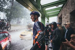 Imágenes de los ciclistas participantes de la etapa 3 de la Vuelta a España 2026, protegiéndose del granizo.