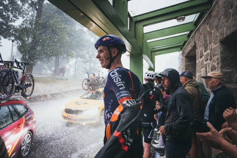 Imágenes de los ciclistas participantes de la etapa 3 de la Vuelta a España 2026, protegiéndose del granizo.