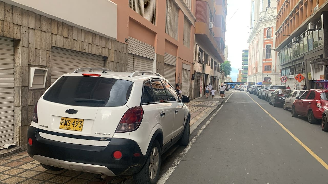 Sancionan a conductores por bloquear zona peatonal en el centro de Cali.