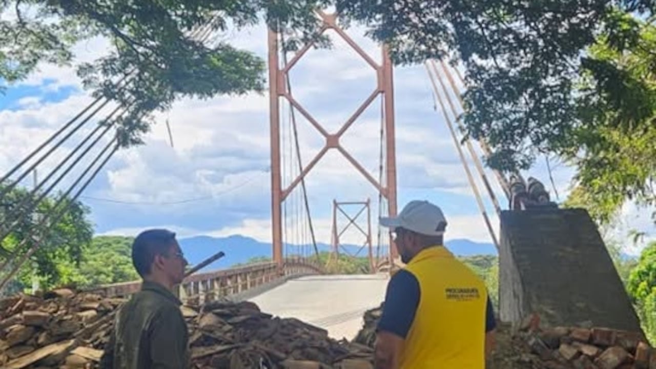 Visita de Raúl Fernando Núñez, Procurador Regional de Instrucción del Valle, al puente Mariano Ospina Pérez, que comunica a los municipios de La Unión y la Victoria Valle.