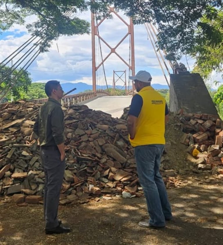 Visita de Raúl Fernando Núñez, Procurador Regional de Instrucción del Valle, al puente Mariano Ospina Pérez, que comunica a los municipios de La Unión y la Victoria Valle.