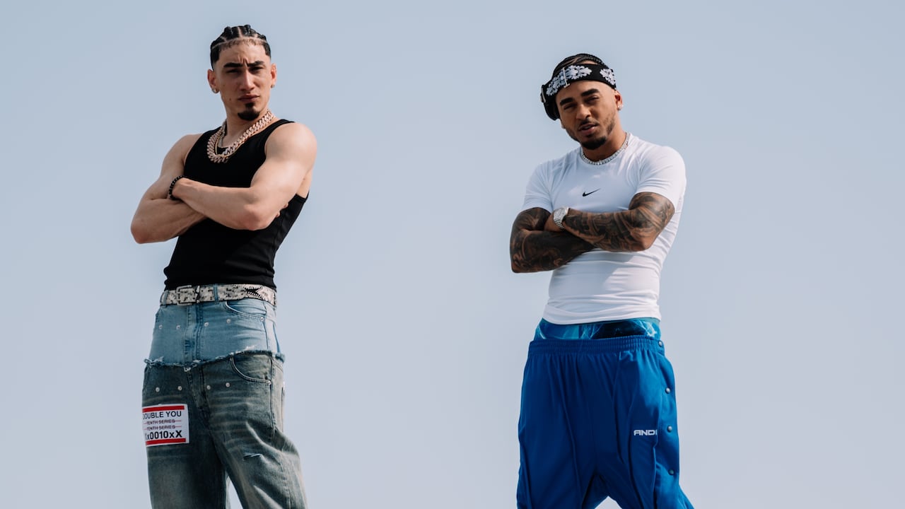 Ozuna y Omar Courtz se unen en “ZIZI”, un nuevo lanzamiento que captura la vibra del verano, la química de la noche y el pulso inconfundible de Puerto Rico.