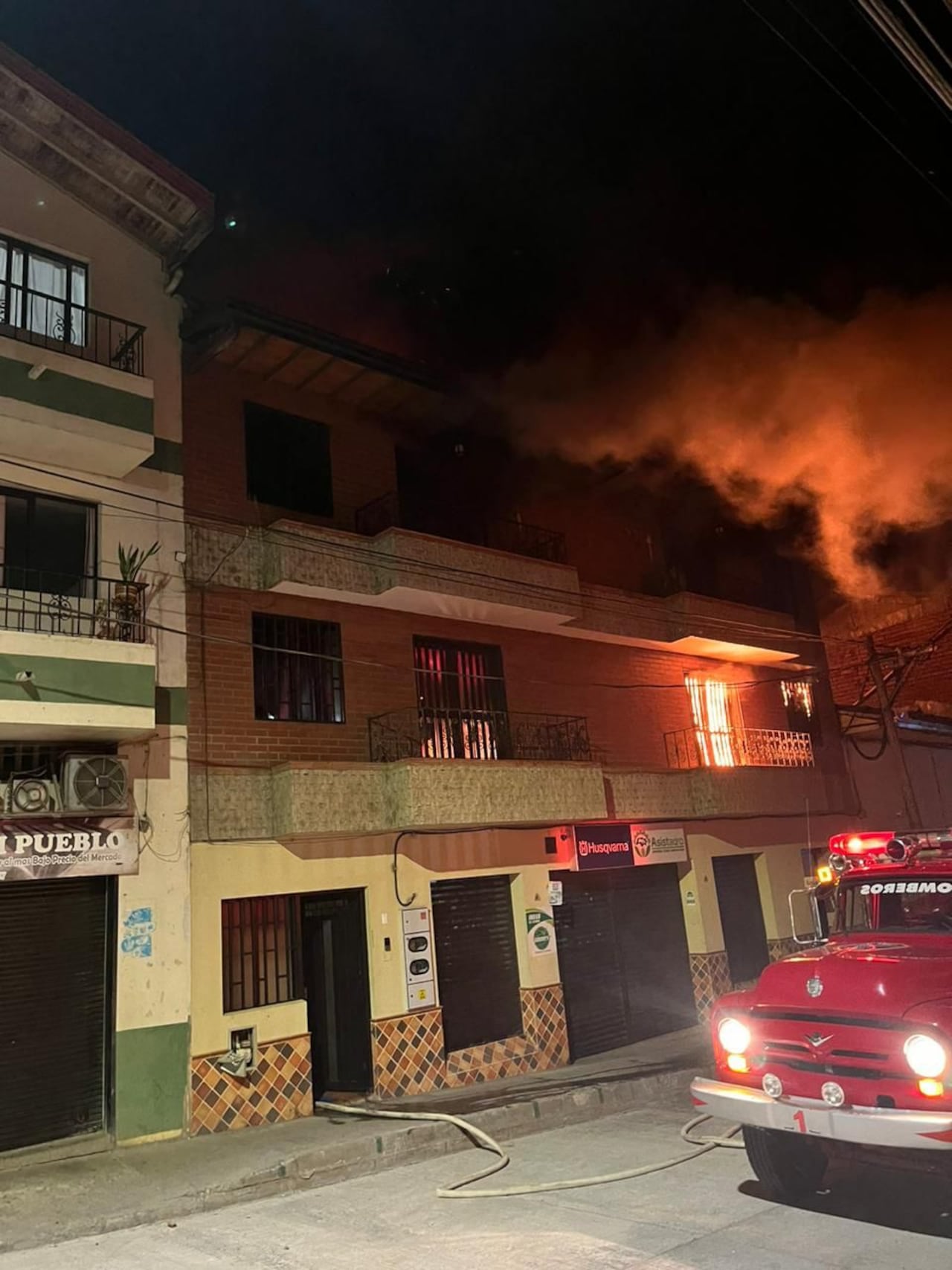 El incendio de la bodega donde Threshold Team Milo Sáfer tenía sus implementos fue de al magnitud, que los bomberos tardaron cinco horas en apagarlo. Tras el apoyo de patrocinadores, lograron regresar.