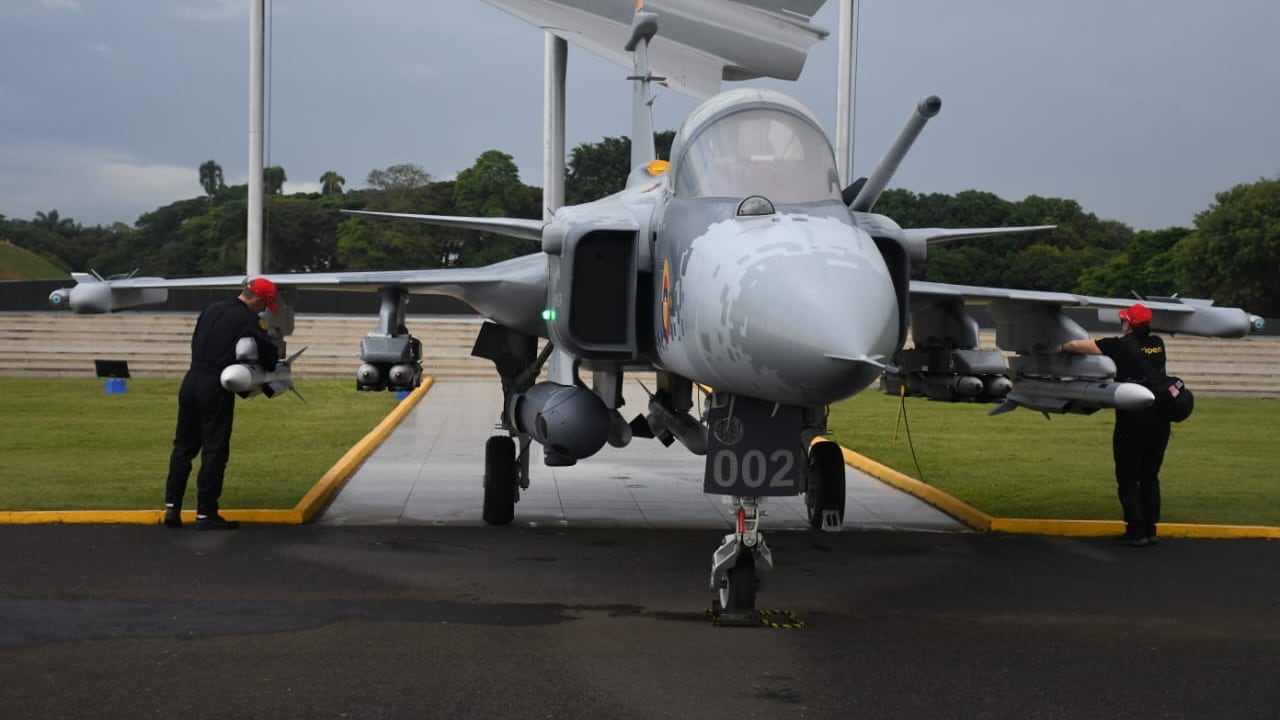 Así se ve el Saab Gripen 39, el caza que está en el centro del negocio billonario que evalúa Colombia para modernizar su defensa aérea.