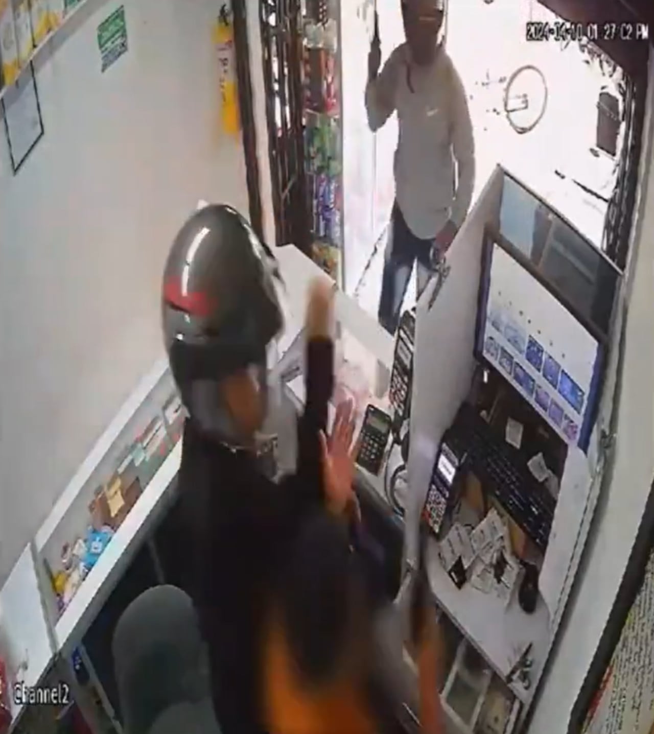 Los asaltantes arrinconaron al trabajador contra la pared y la caja registradora, pero este sacó un arma para enfrentarlos.