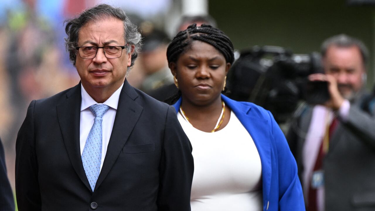 El presidente de Colombia, Gustavo Petro (i), y la vicepresidenta de Colombia, Francia Márquez, asisten a la ceremonia de cambio de mando en la que fue presentado el nuevo director general de la Policía Nacional de Colombia, William Salamanca, en Bogotá el 9 de mayo de 2023