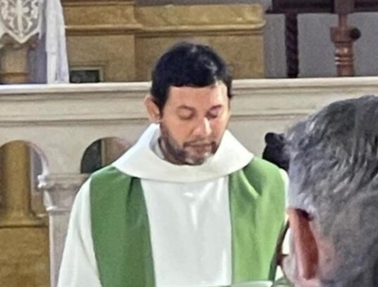 El sacerdote fue trasladado de urgencia al hospital de Baggiovara, donde fue sometido a una intervención quirúrgica.