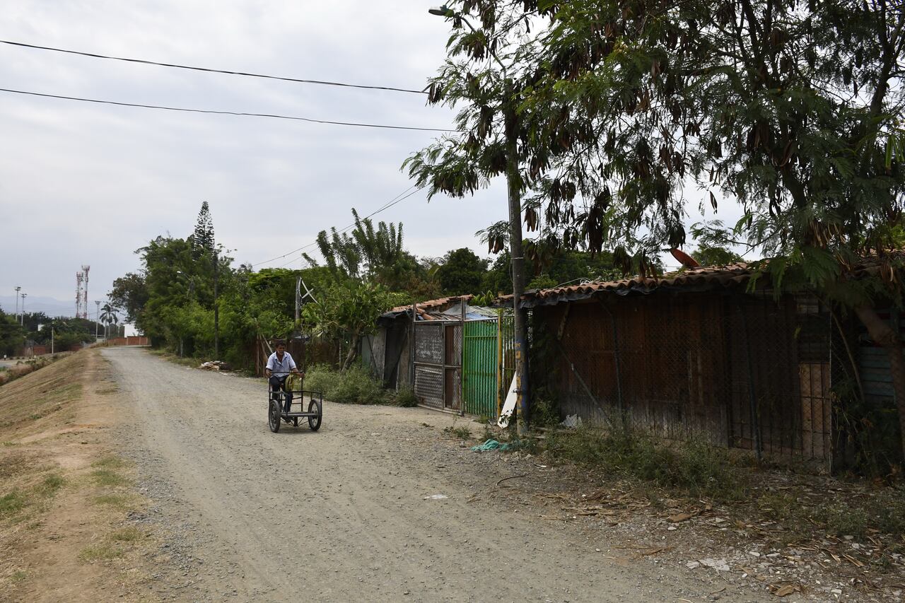 Cali: Mas de 300 personas sigue viviendo sobre el Jarillón del Rio Cali. foto José Guzmán.