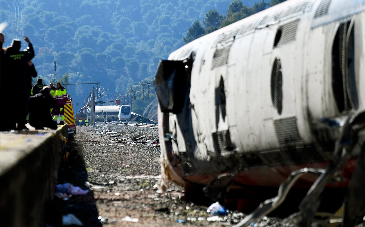 Al menos 43 personas murieron y más de 120 resultaron heridas en el accidente ferroviario más mortífero en España en más de una década