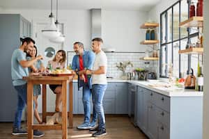 El bicarbonato de sodio se presenta como una alternativa económica y eficaz para neutralizar el olor a carne en la cocina.