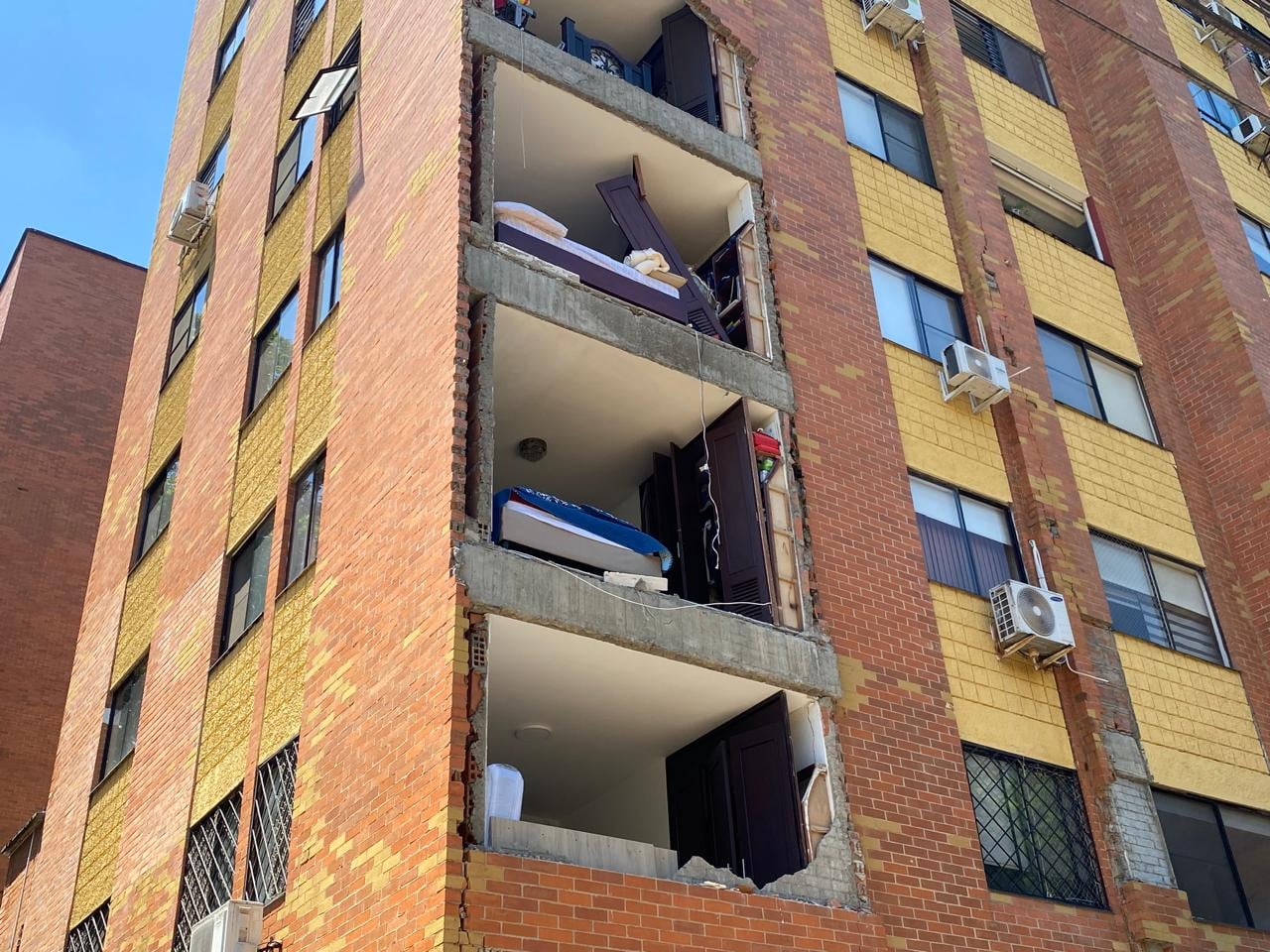 Terremoto en Cali, edificio Torres del Limonar en el sur de la ciudad, con magnitud 7.2 de escala de Richter, epicentro en San José del Palmar en Choco, Foto José L Guzmán. El País.