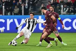 El delantero turco de la Juventus #10 Kenan Yildiz (L) dispara hacia la portería durante la Liga de Campeones de la UEFA.