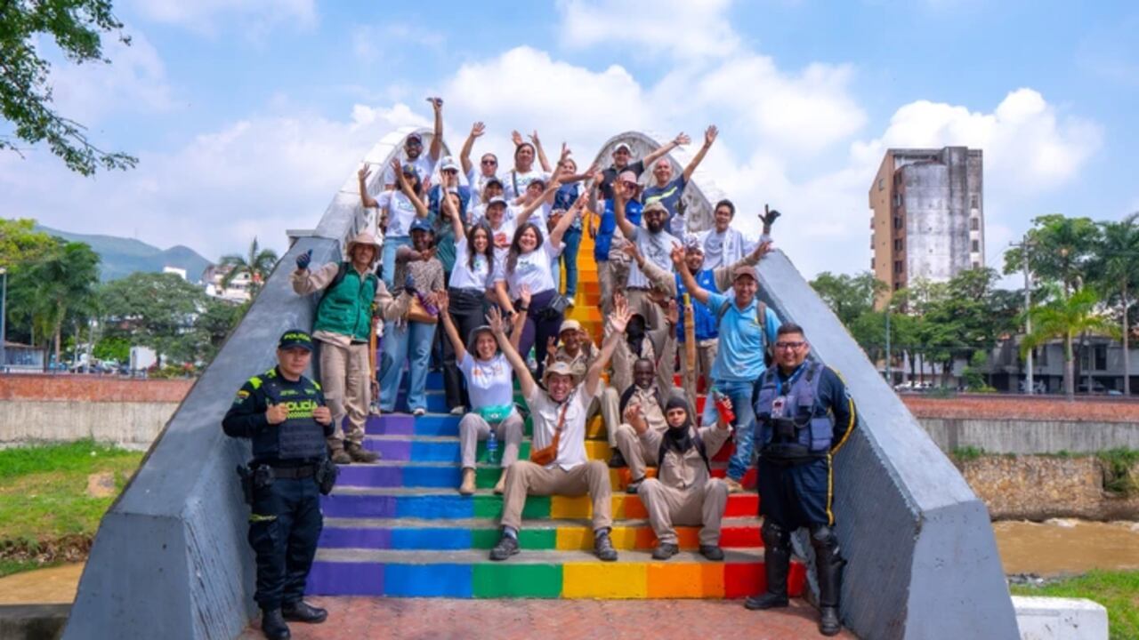 En San Valentín, Cali renovó su cariño al Puente del Arco, con una jornada de amor por lo público.