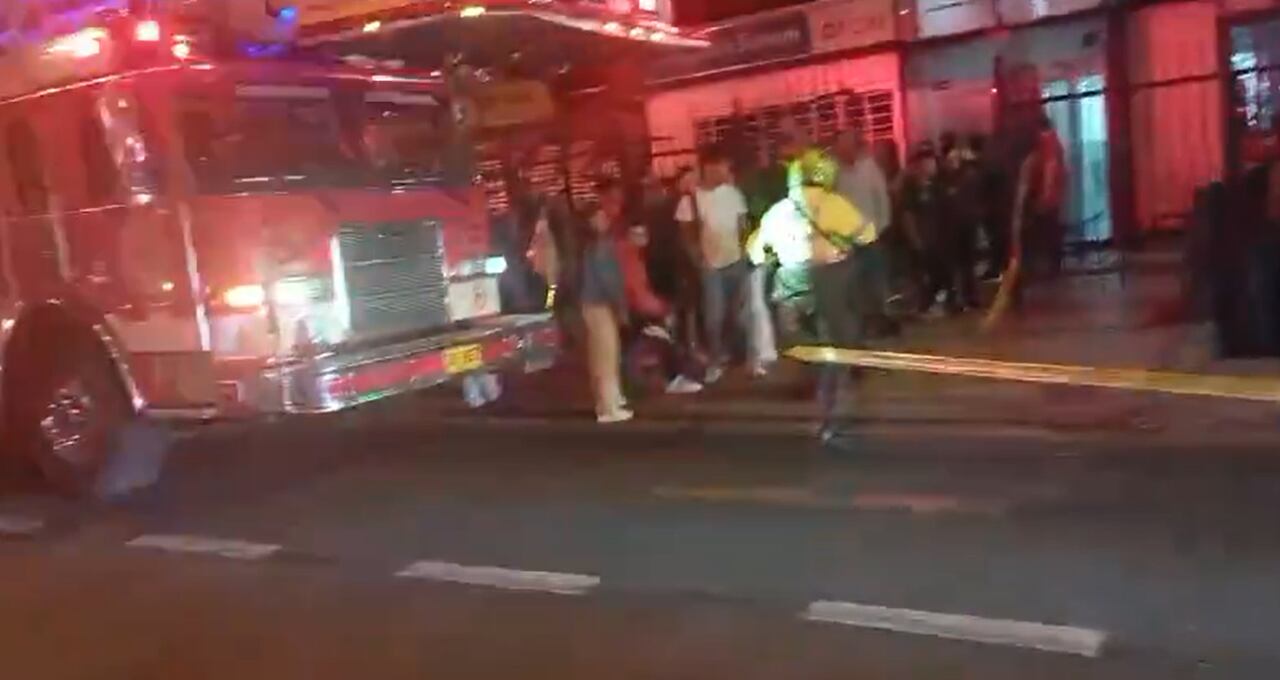 Hasta el lugar del accidente, se trasladaron unidades de tránsito y bomberos.
