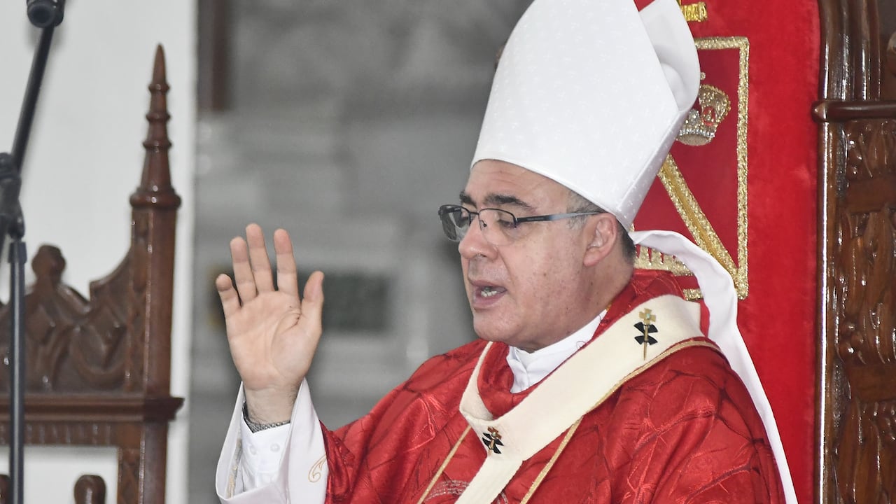Cali: Semana Santa, Viernes Santo, liturgia de la pasión del señor, sermón de las siete palabras y descendimiento, Catedral de Cali, Monseñor Luis Fernando Rodríguez. foto José L Guzmán. El País