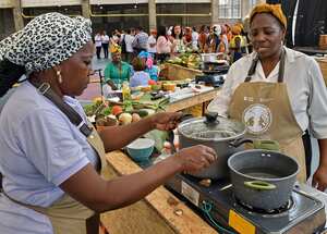 Con amor, con ganas, cantando bailando, con alegría. Ese es el sentir de las mujeres que durante años han llevado el oficio y el arte de cocinar.
Es la cocina el lugar de encuentro familiar, donde contamos nuestras historias y rescatamos nuestras memorias.13 paises invitados participan para conocer la cultura gastronómica de esta región diversa.
Valorando el saber de nuestras mujeres, celebramos el Día de la Mujer Afro en el Encuentro Internacional, Sabores y Saberes del Pacífico. Fotos Raúl Palacios / El Pais / 26 de Julio del 2023 Cali.