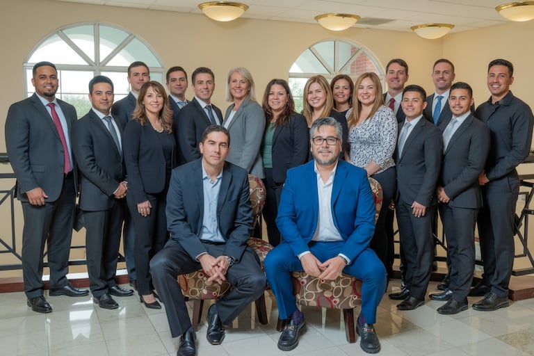 Equipo ejecutivo de Florida Realty Wealth Group en Miami, especializado en inversions rentables y de alta valorizacion, con mas de 25 años de experiencia con Hispanos.