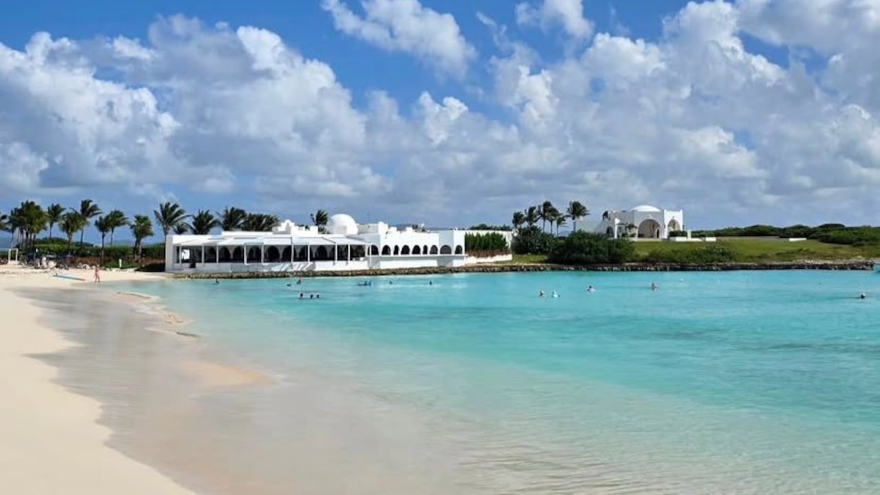 La isla de Anguila es la principal del archipiélago de Anguila, que debe su nombre a su forma alargada.