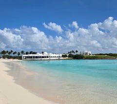 La isla de Anguila es la principal del archipiélago de Anguila, que debe su nombre a su forma alargada.