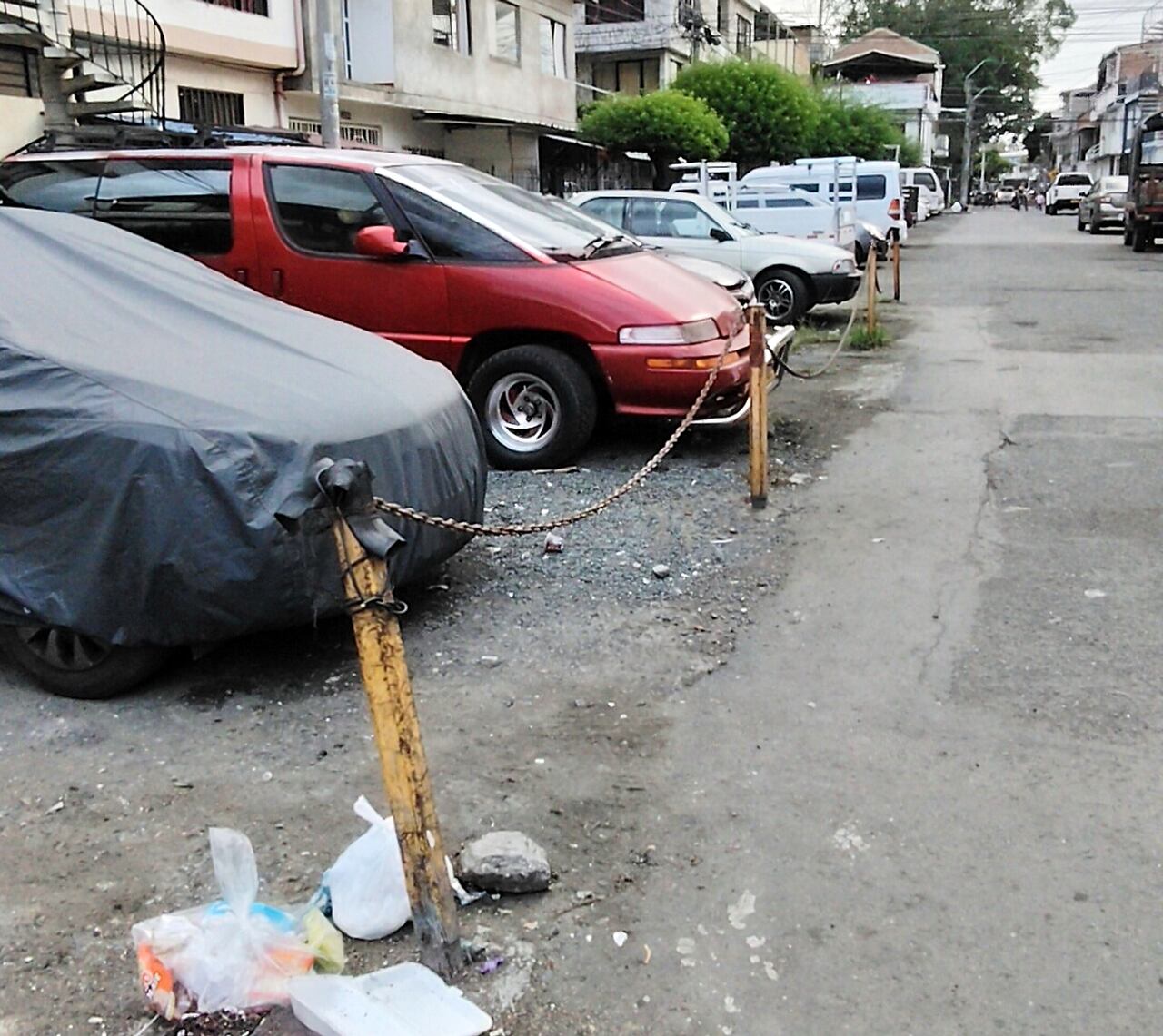 Denuncia ciudadana. Canal con nivel alto y parquedaderos ilegales.