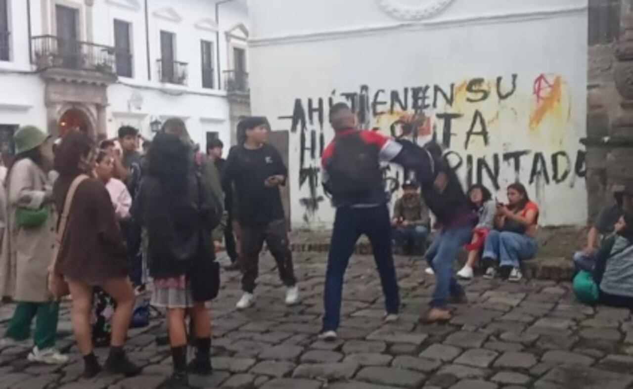 Los demás manifestantes se balancearon contra el joven religioso para golpearlo, más cuando cayó al piso. Unas jóvenes mediaron en la situación, evitando que la misma pasara a mayores.