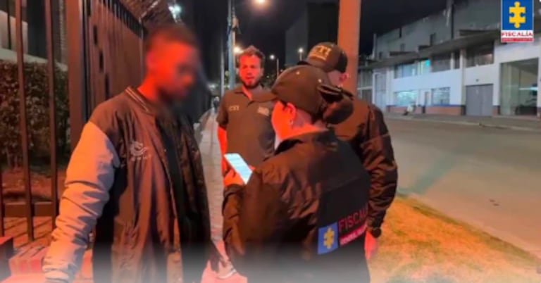 Los investigadores habrían establecido que el procesado actuó solo, mientras nuevos resultados forenses motivaron una solicitud para incluir presuntos delitos sexuales en el proceso judicial.