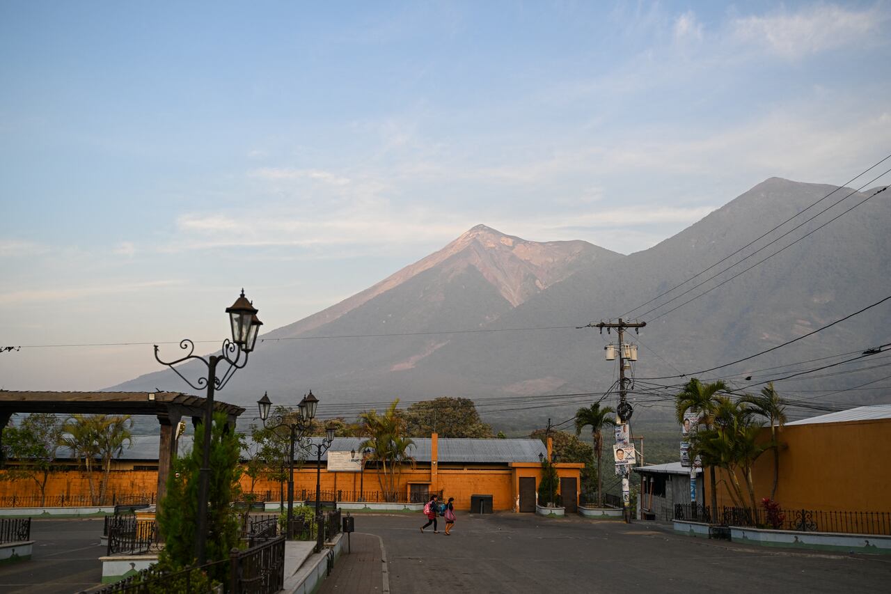 Vista del Volcán de Fuego, visto desde Alotenango, Guatemala, el 5 de mayo de 2023.