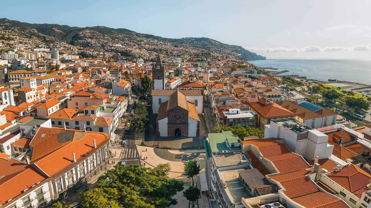 Imagen aérea de la Catedral de Funchal, en Madeira, Portugal.